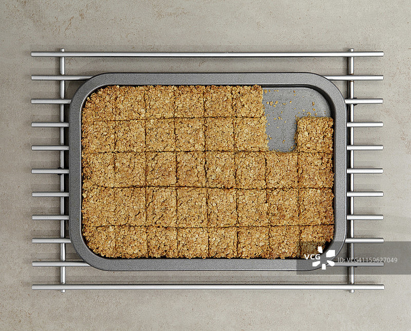 有缺口的燕麦饼托盘图片素材