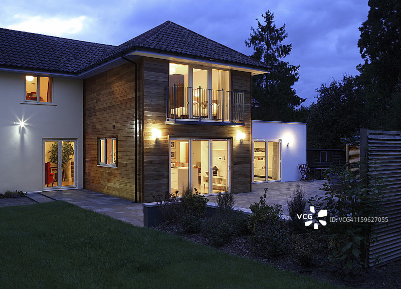 夜晚灯火通明的大房子图片素材