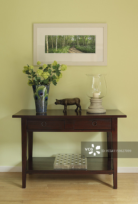 带有装饰品和花瓶的餐具柜图片素材