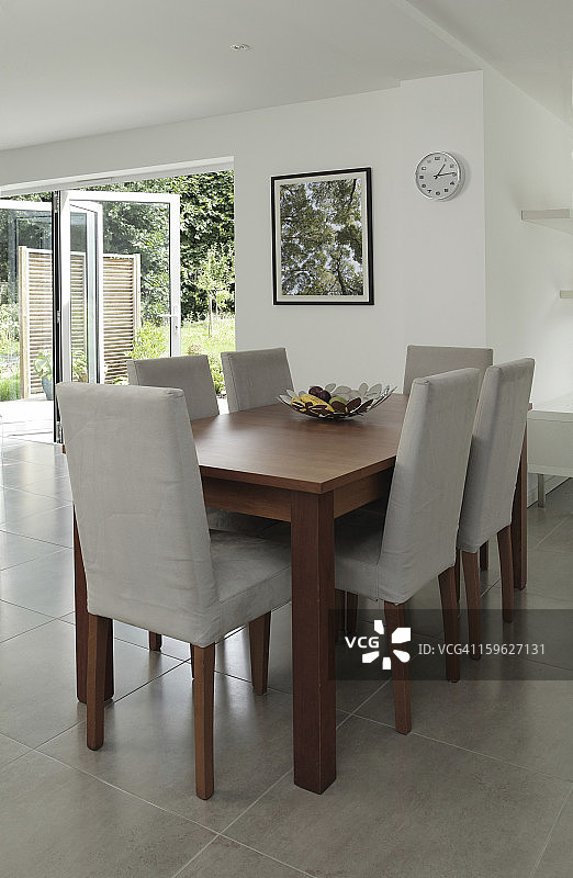 用餐区的桌椅图片素材