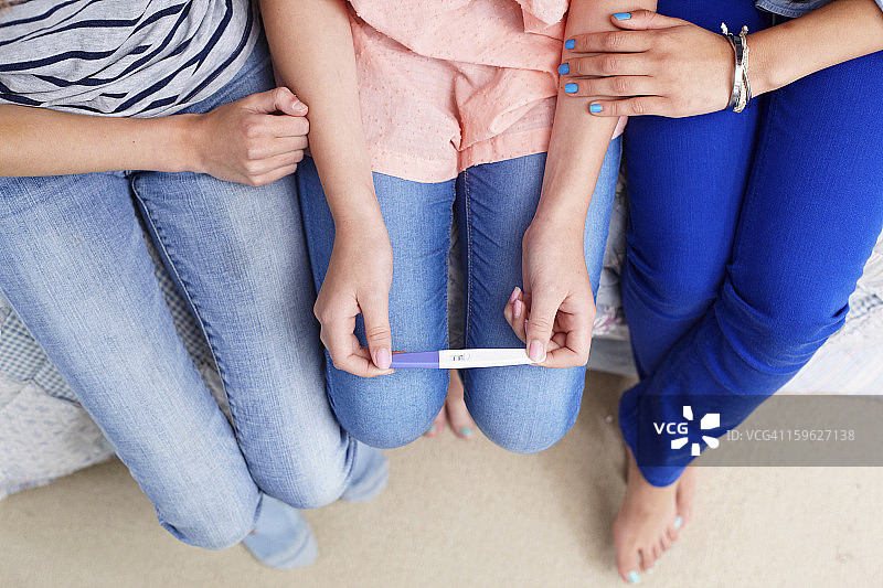 拿着验孕棒的少女们图片素材