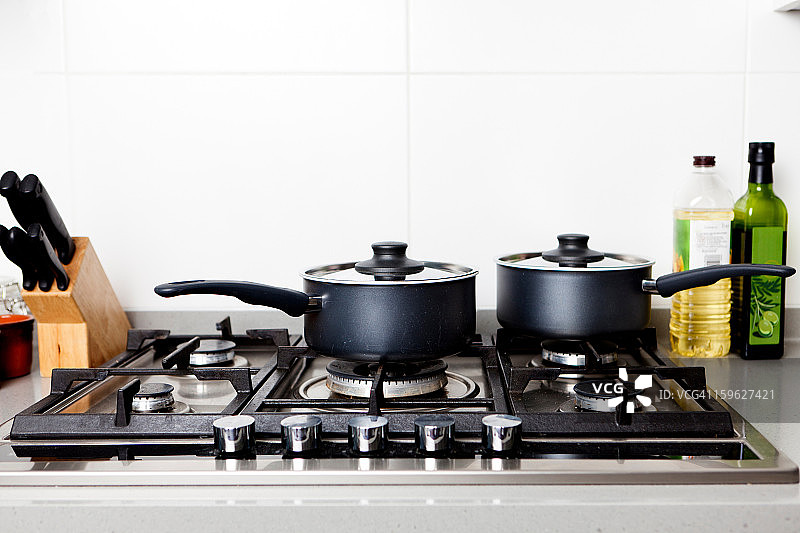 燃气灶上的平底锅图片素材