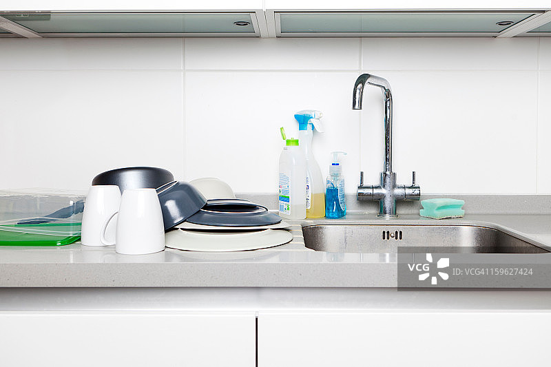 在厨房水槽中清洗图片素材
