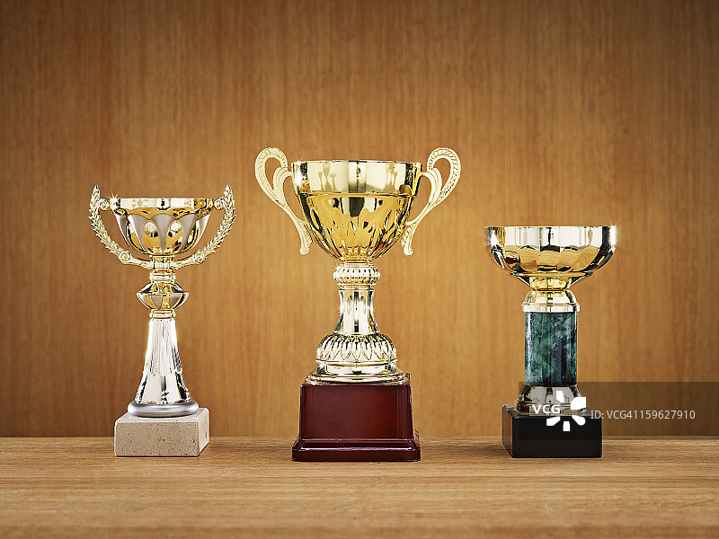 木制背景上的奖杯图片素材