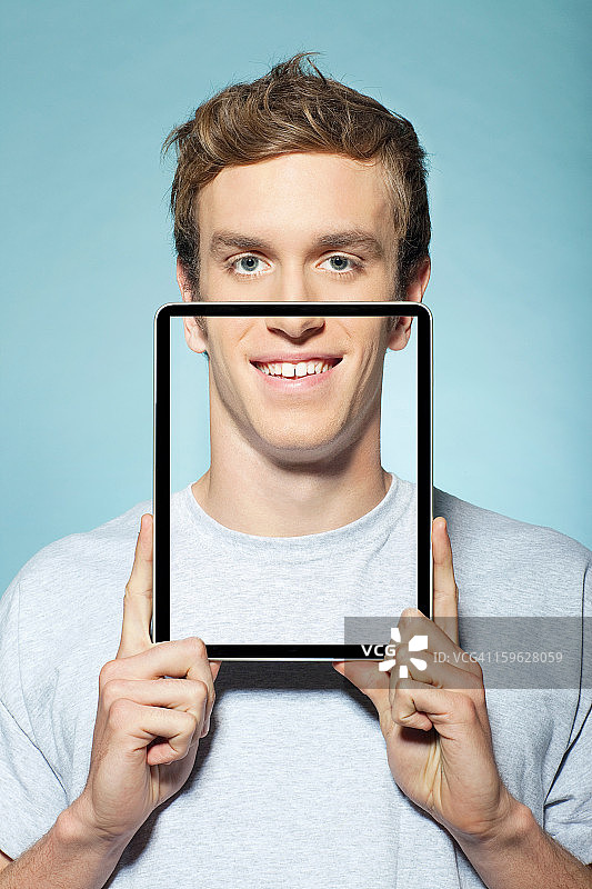 男人用数位板遮住半张脸图片素材