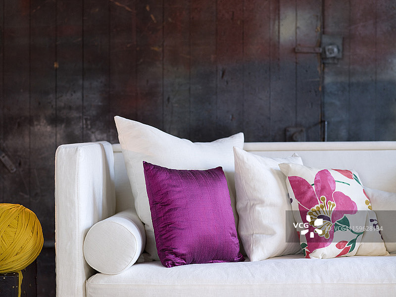 沙发上的靠垫特写图片素材