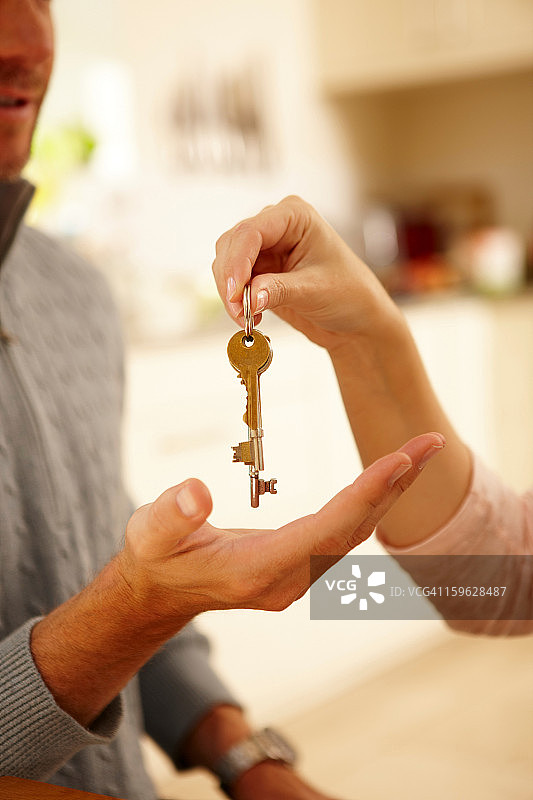 女人给男人送房门钥匙图片素材