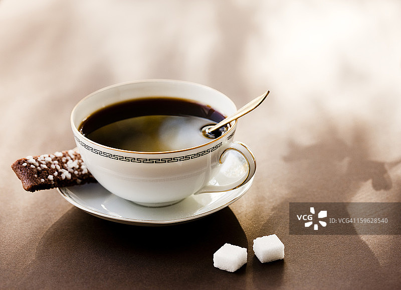 俯视一杯黑咖啡和咖啡饼干图片素材