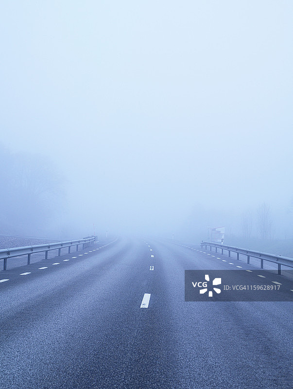 雾气笼罩的乡间小路图片素材