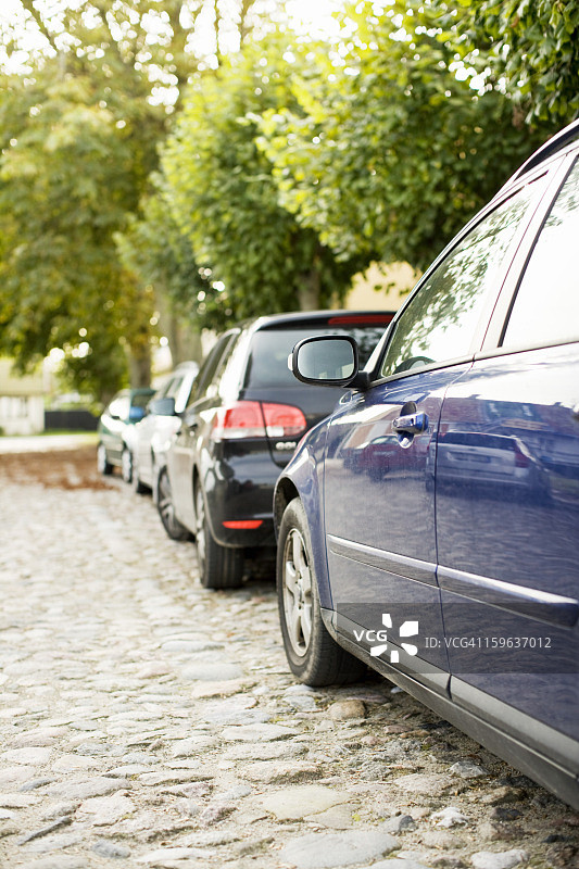 路边停放的一排汽车图片素材
