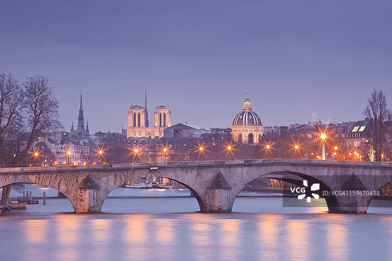 巴黎皇家桥与城市夜景图片素材
