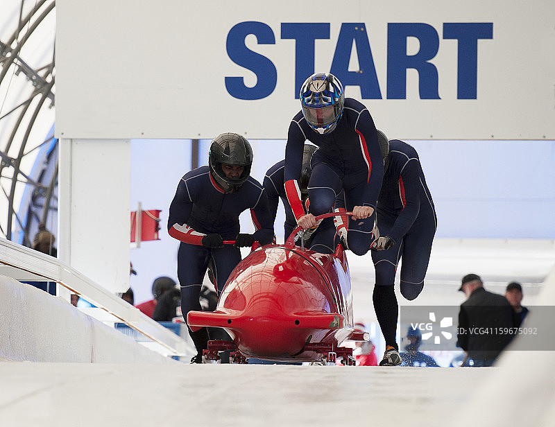 雪橇队将雪橇推出起跑门图片素材