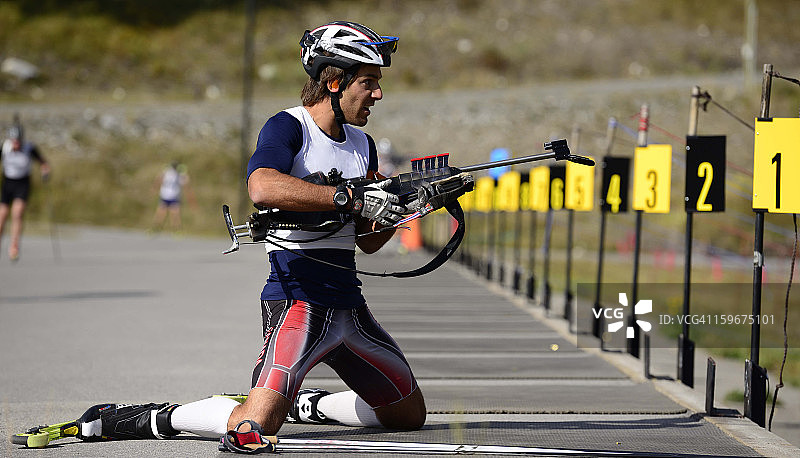 夏季冬季两项运动员在射击场训练图片素材
