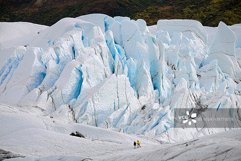 人与冰川图片素材