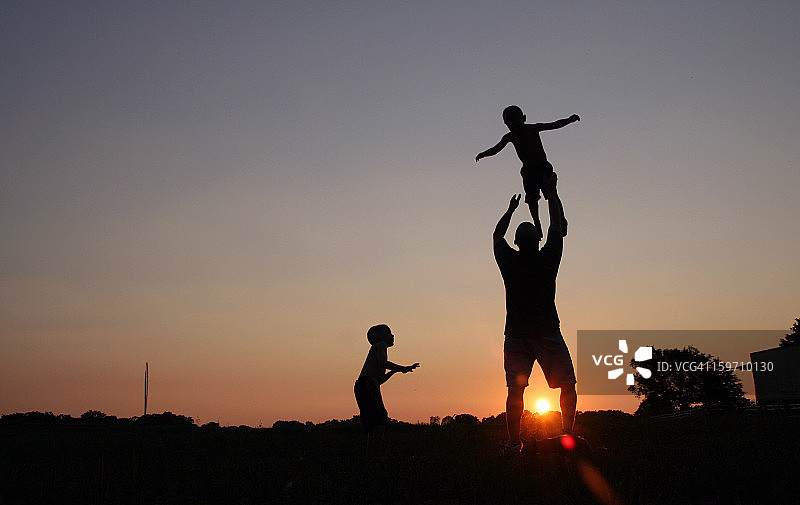 父亲和儿子剪影图片素材