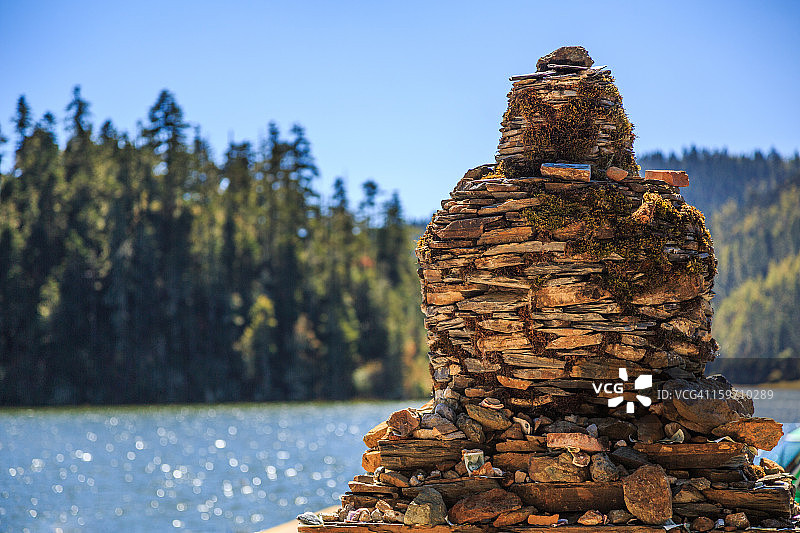 云南普达措国家公园的嘛呢堆图片素材