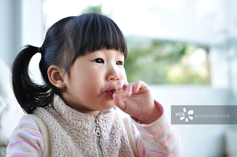 小女孩品尝手指图片素材