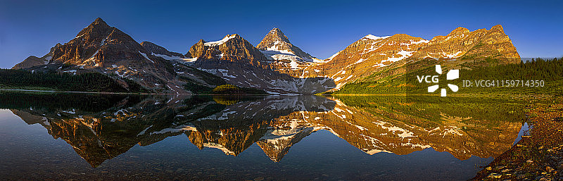 阿西尼博因全景图片素材