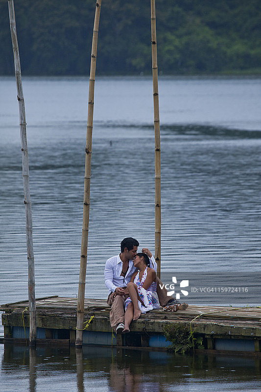 在墨西哥卡特马科湖上的情侣图片素材
