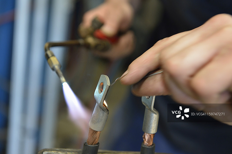 男人在车库焊接电线图片素材