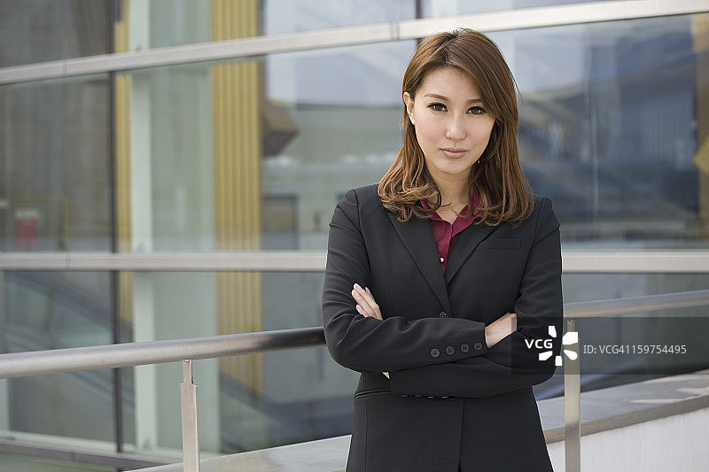 双手交叉的有魅力的女商人图片素材