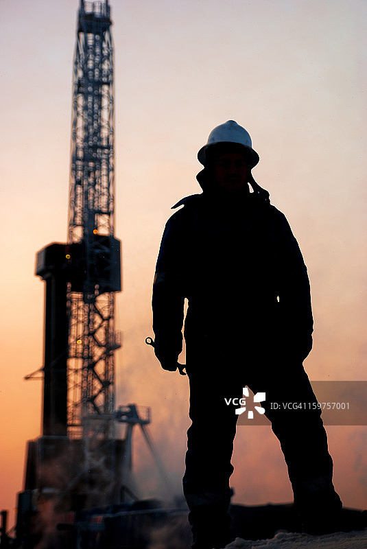黄昏时的石油工人图片素材