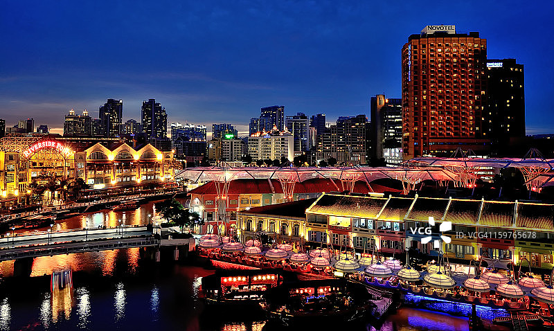 克拉码头的明亮灯光图片素材