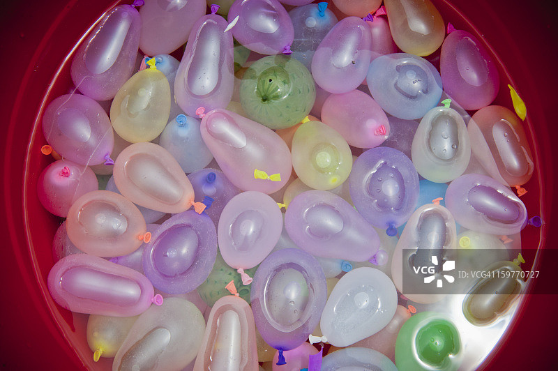 装满水球的浴缸图片素材