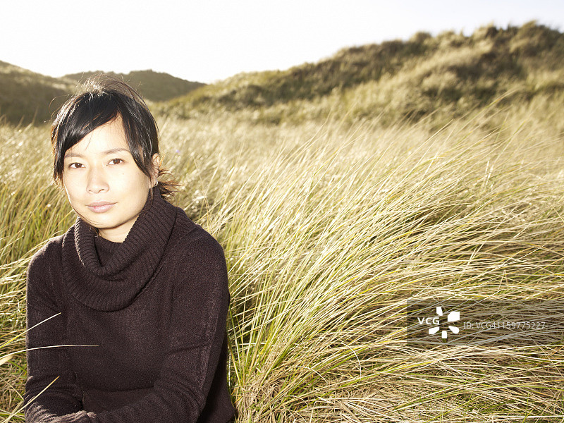 坐在草地上的女人图片素材