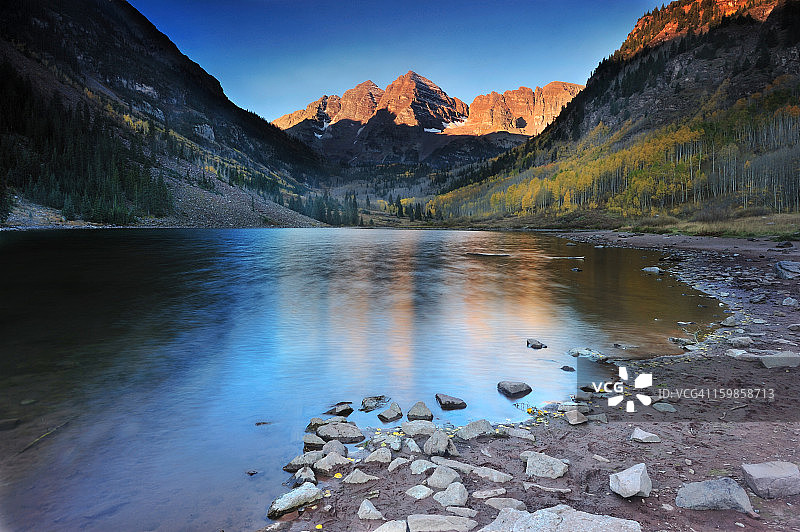 栗色湖日出图片素材