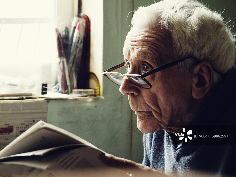 年长的男人在读报纸图片素材