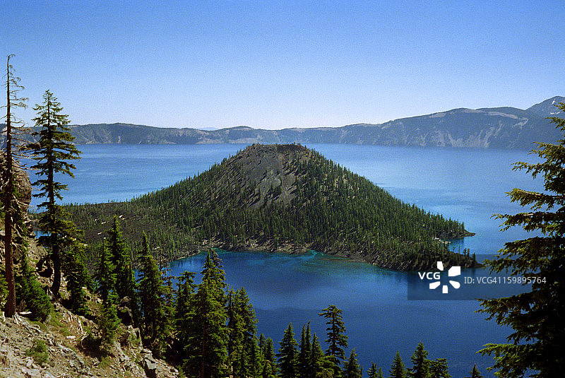 火山口湖的巫师岛图片素材