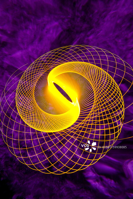 紫色背景上的橙色螺线图图片素材