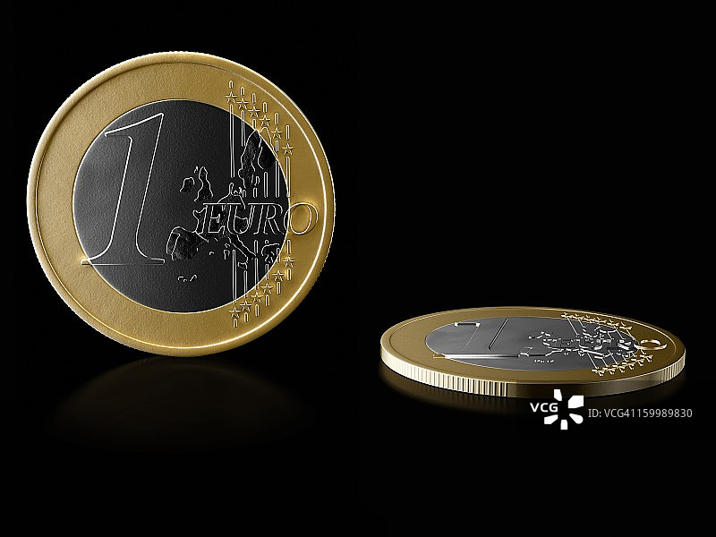 黑色反射背景上的欧元硬币图片素材