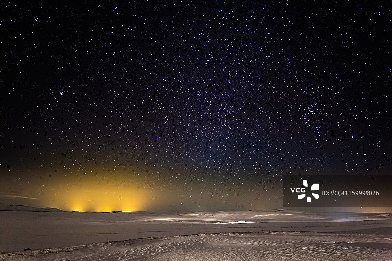 白雪覆盖的景观上的星夜图片素材