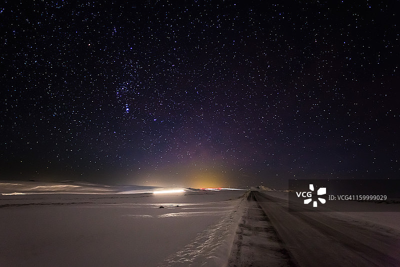 白雪覆盖的景观上的星夜图片素材