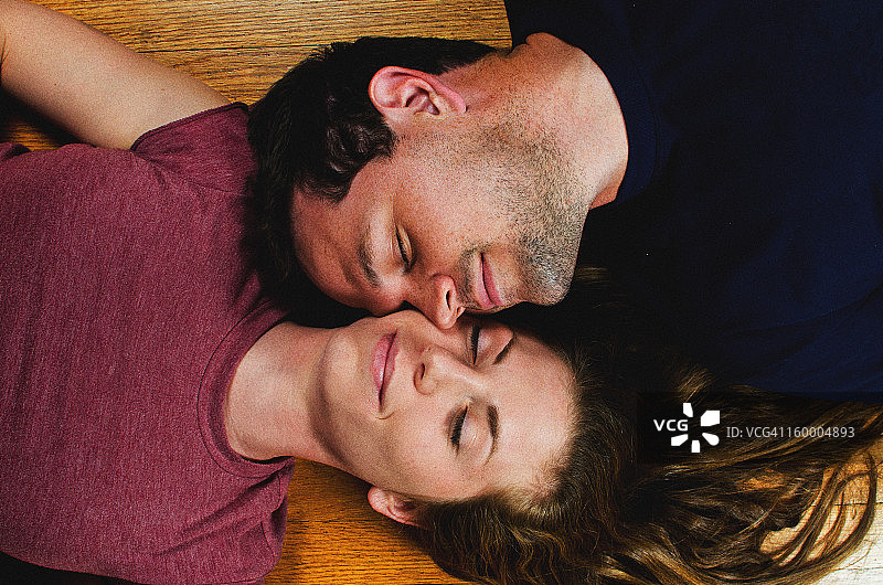 年轻夫妇躺下图片素材