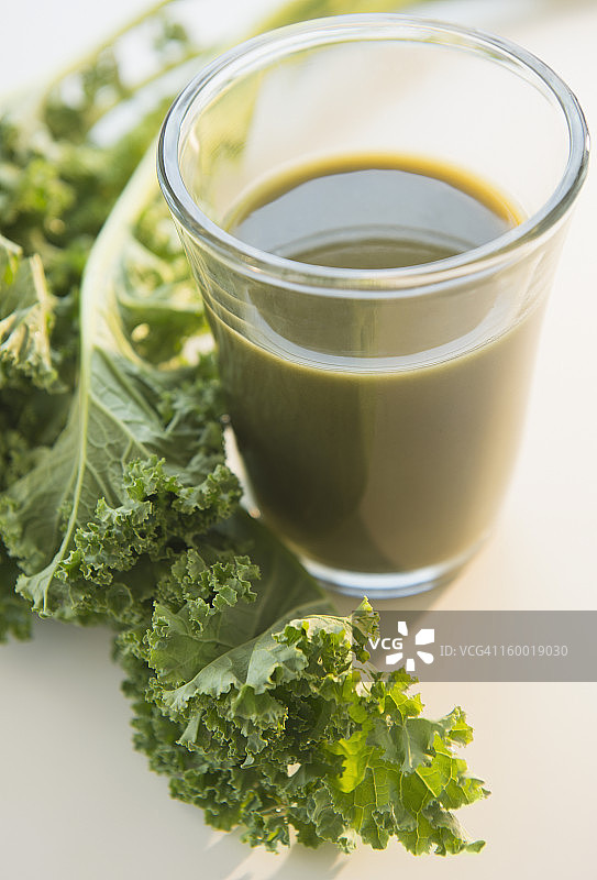 羽衣甘蓝和绿色冰沙图片素材