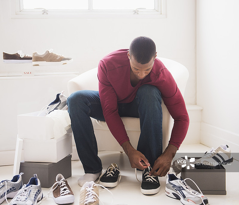 在鞋店里的年轻男人图片素材