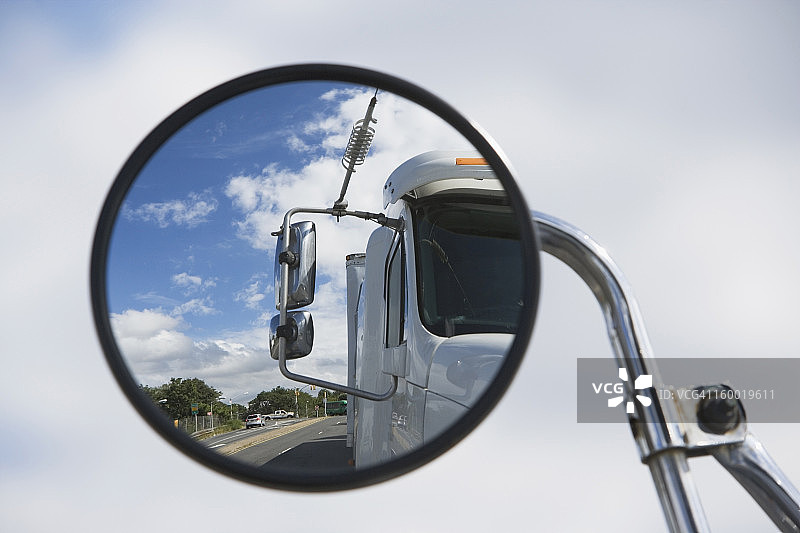 美国纽约市后视镜中的半挂车倒影图片素材