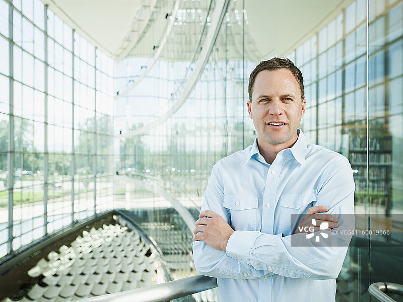 美国犹他州盐湖城，男子交叉双臂的肖像图片素材