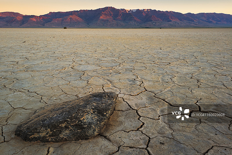 美国俄勒冈州哈尼县日落时分的沙漠景观图片素材