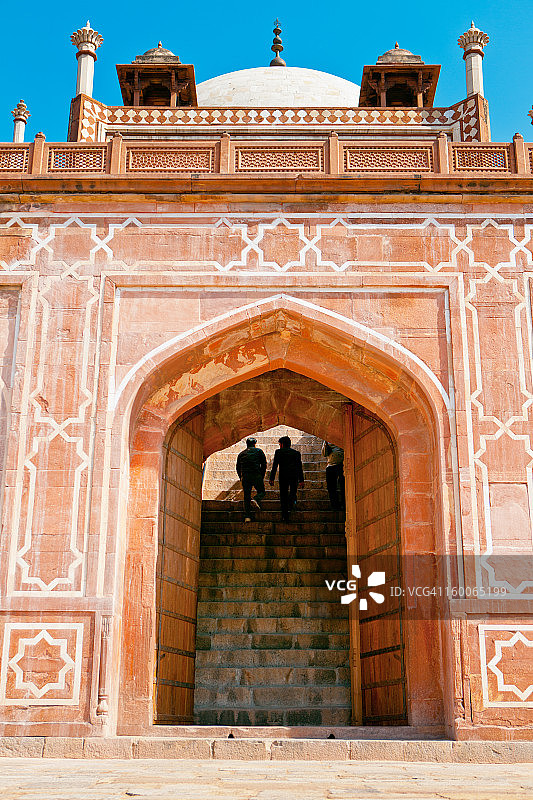 人们登上胡马雍陵的台阶图片素材