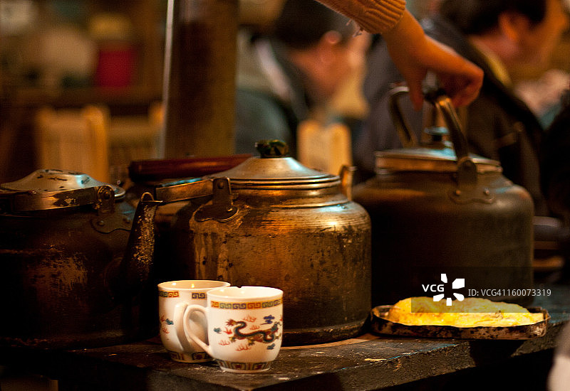 炉子上的茶壶图片素材