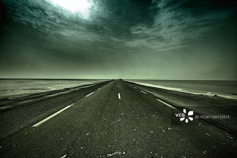翠绿色的道路图片素材