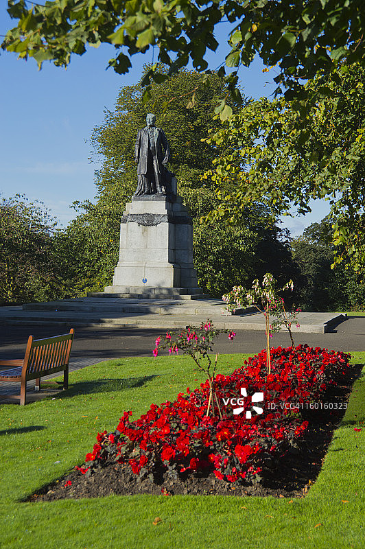 邓弗姆林皮滕克里夫公园的卡内基雕像图片素材