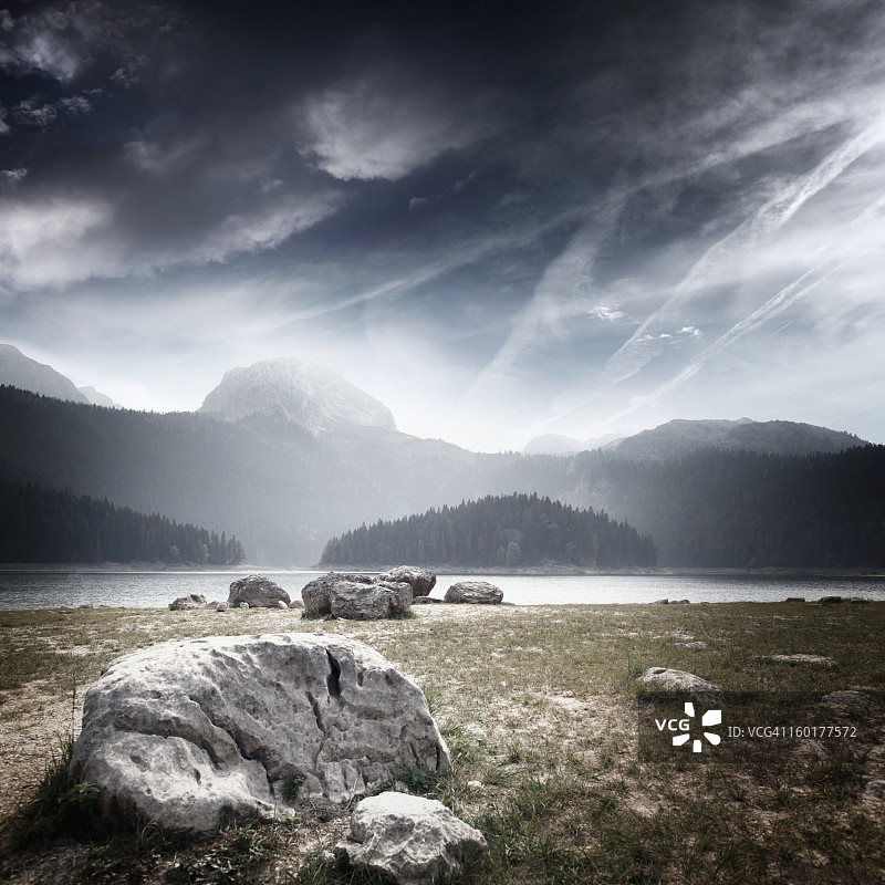 黑色湖泊图片素材