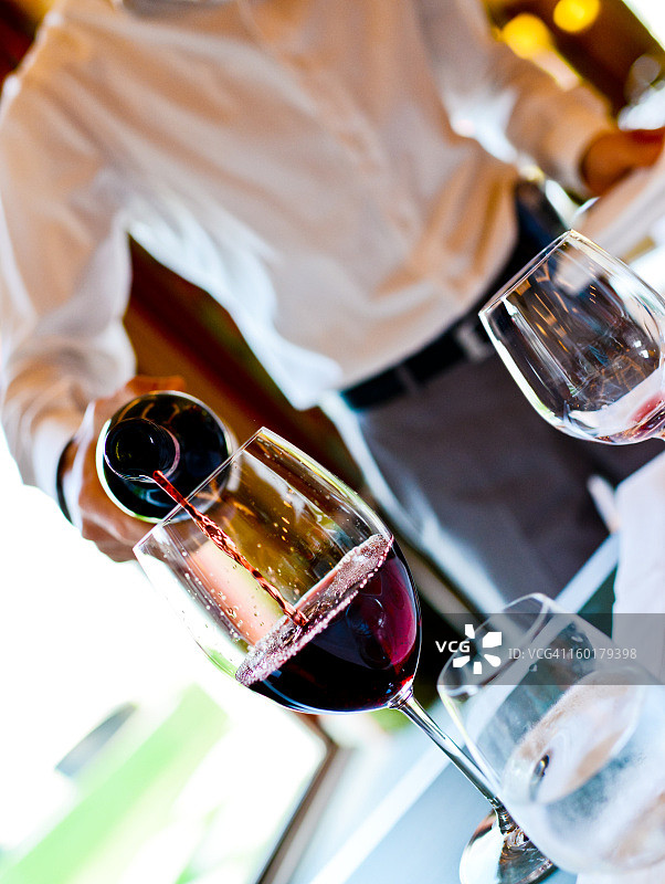 服务员倒红酒图片素材