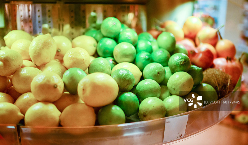 食品市场上的青柠和柠檬图片素材