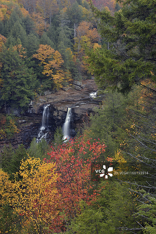 黑水瀑布的秋景图片素材